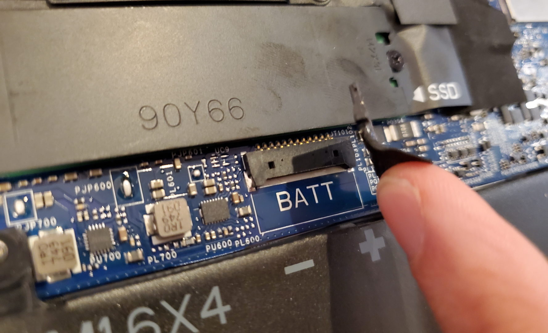 this is what the battery cable connector looks like when unplugged, as part of how to do a Dell XPS 13 9370 SSD Upgrade