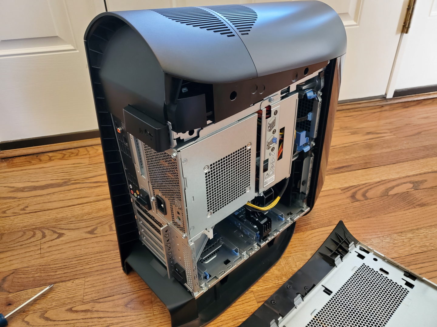 photo of an alienware aurora r10 case without the side panel
