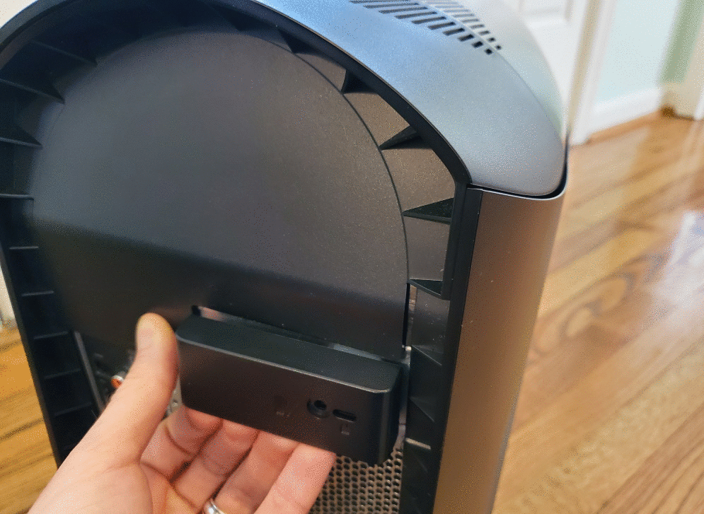 animated gif showing the top of the side panel pop off when pulling the release lever, part of the how to guide to open an alieware aurora r10 case